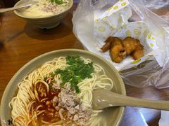 -亮亮面馆(经六路店)