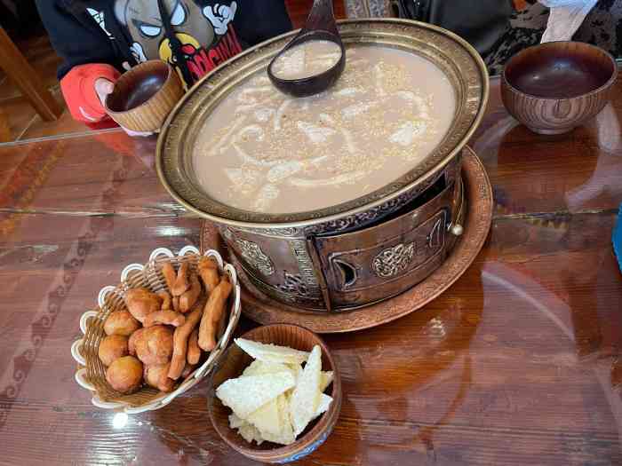 吉日格勒特色蒙餐-"羊肉的味道还不错.餐桌上的餐具都是木制.