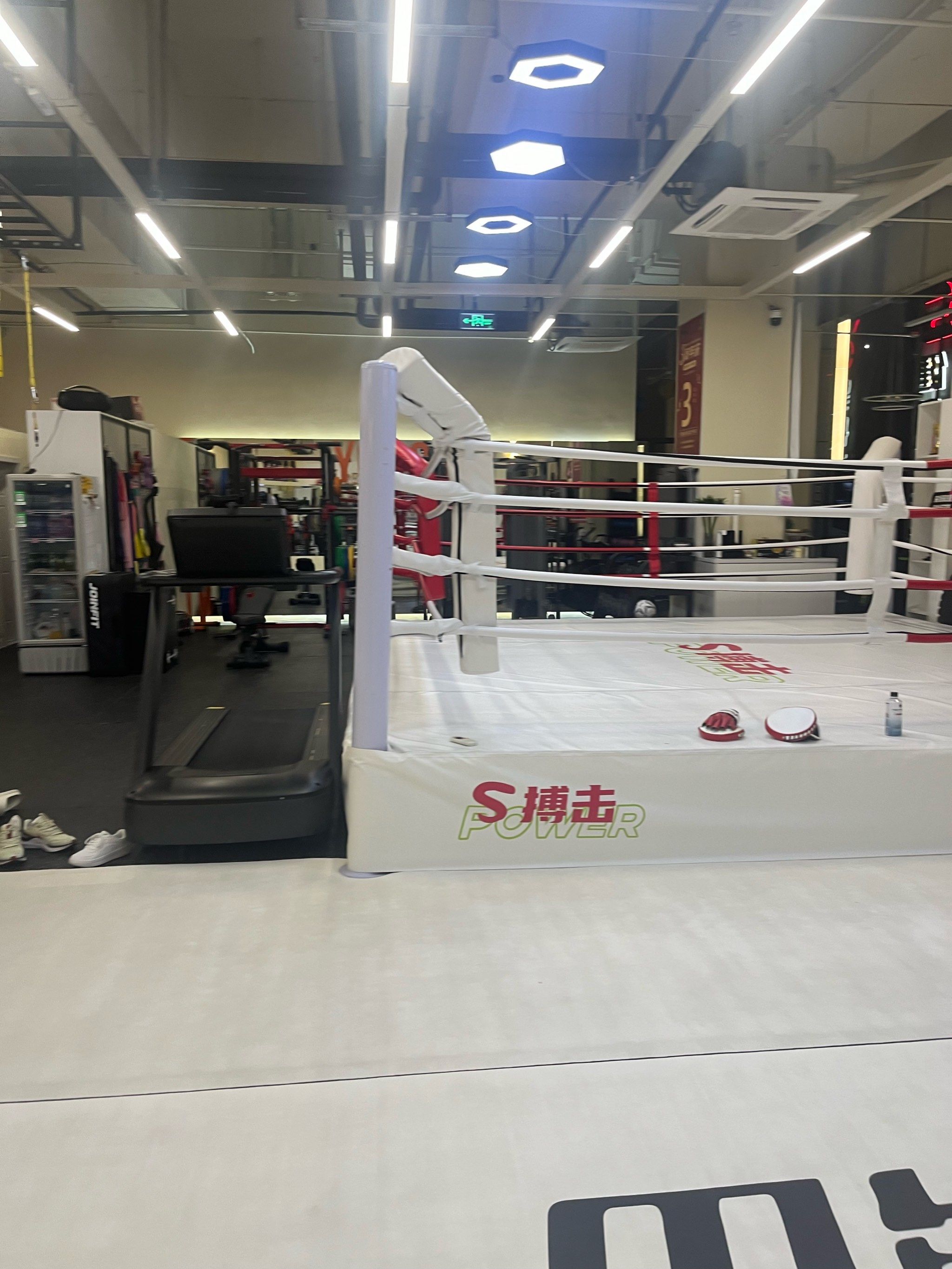 在完成一套组合拳或对打练习后,我会感到肌肉疲劳和关节酸痛,但这些都