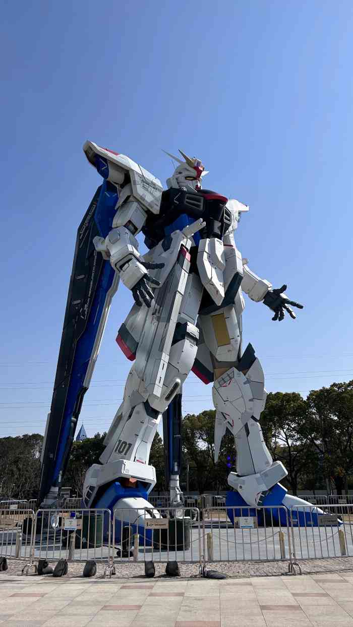 lalaport上海金桥-"商场门口18米的高达已经组装完毕[偷笑].