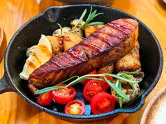煎厚切三文鱼配时蔬-沏点Trattoria意大利餐厅(新街口店)