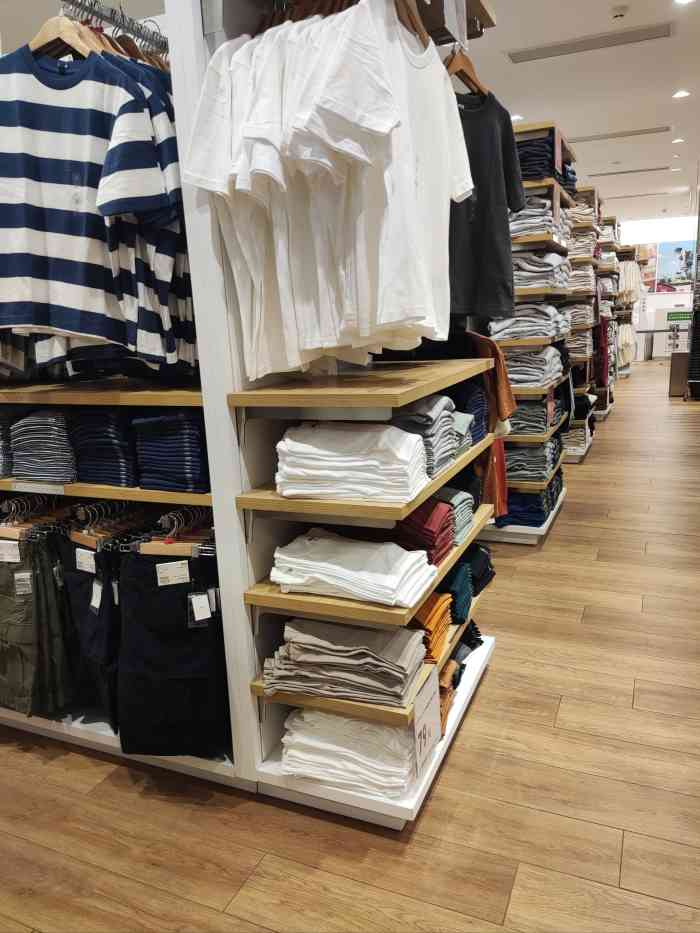 优衣库(厦门万象城店)-"这家优衣库还是很大的,商品种类齐全,很多.