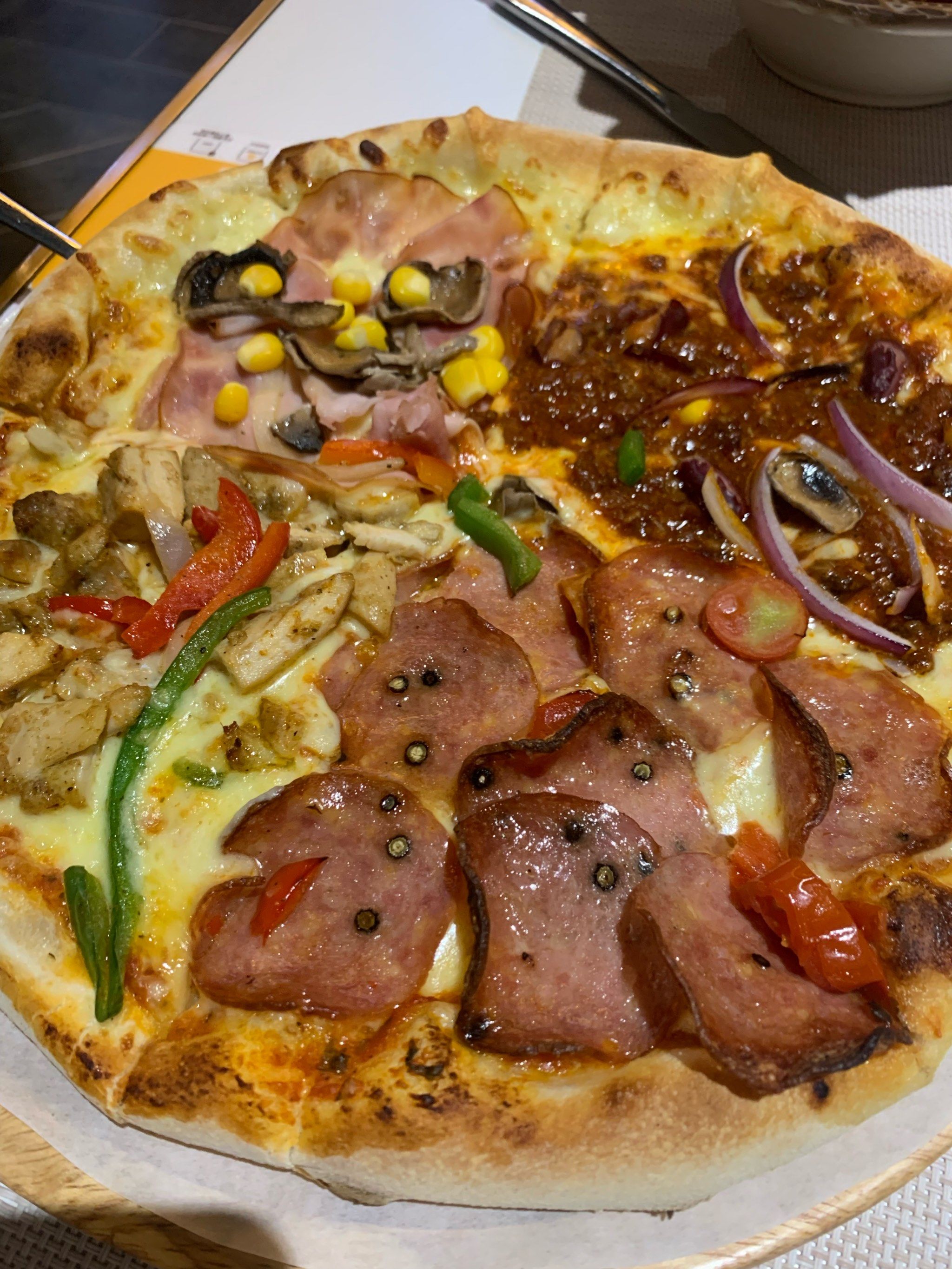 凯德mall三楼的一家pizza店,买的双人套餐

🌟四季肉食披萨
