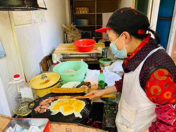 许阿姨鸡蛋饼-"地址在稻香新村的天惠超市隔壁,远处看到满.