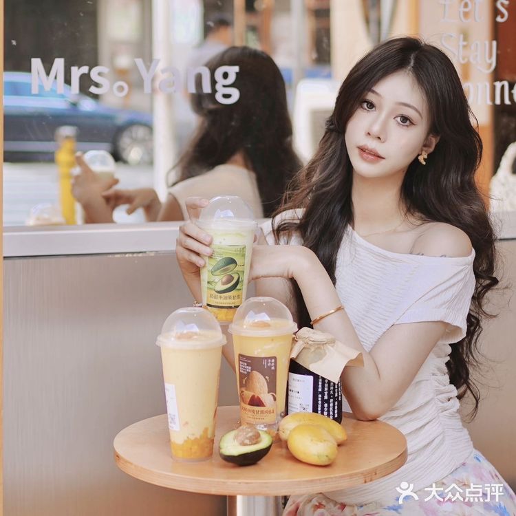 店里主打 杨枝甘露 新鲜水果现切每一口都是健康味道