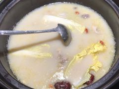 -洪氏嗨捞·广东猪肚鸡·椰子鸡火锅(西咸万象城店)