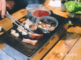 这家店的招牌应该是整条街最亮的 超强暖光把整个铺面打