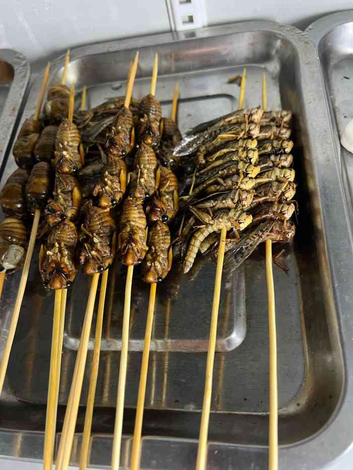 唐记烧烤(光辉街店)-"[薄荷]环境:路边的苍蝇小馆92,里面.