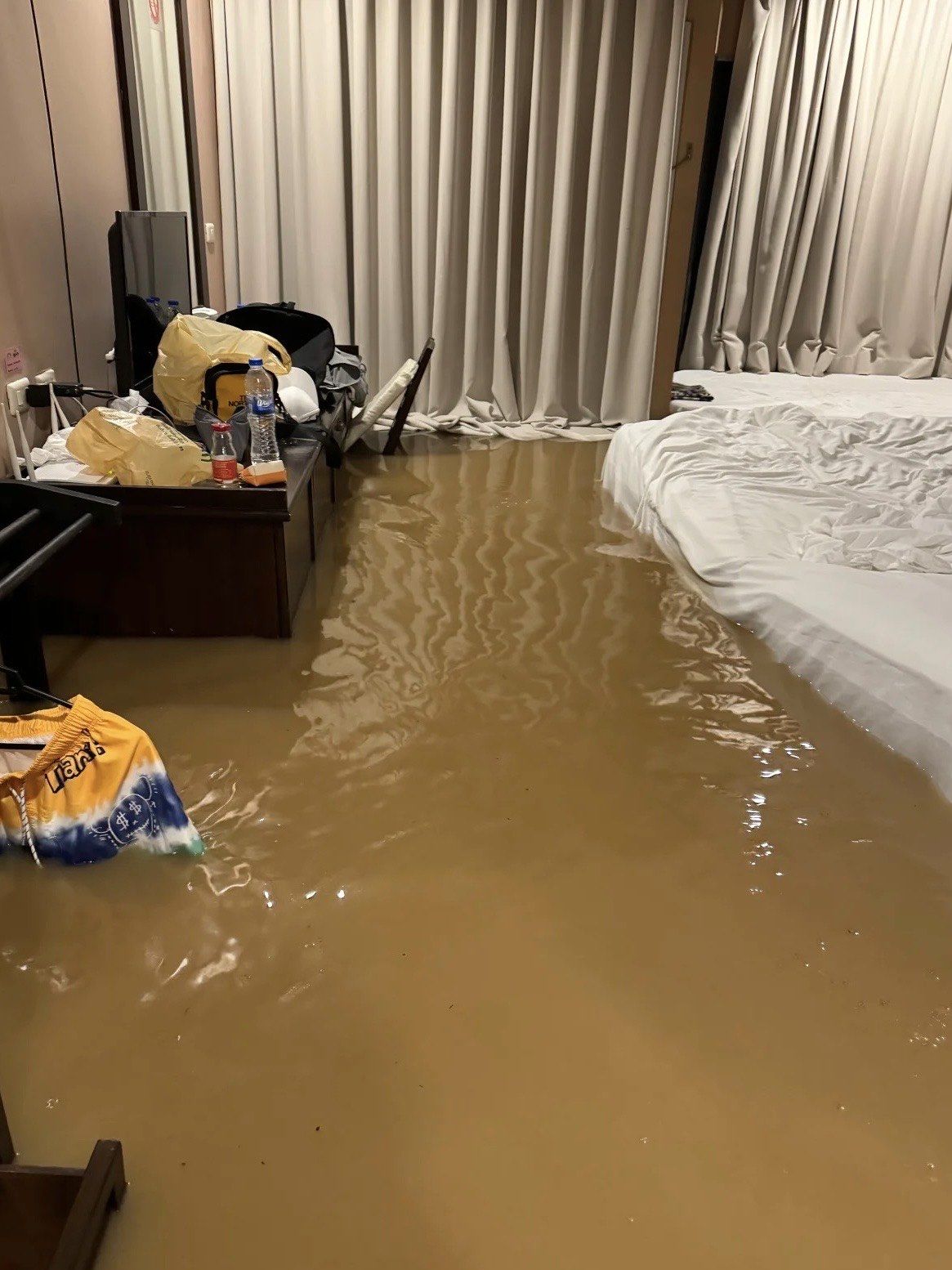 一觉睡醒 发现床在水里 够不够刺激