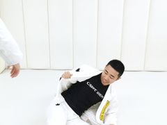 -菠萝格斗巴西柔术训练馆