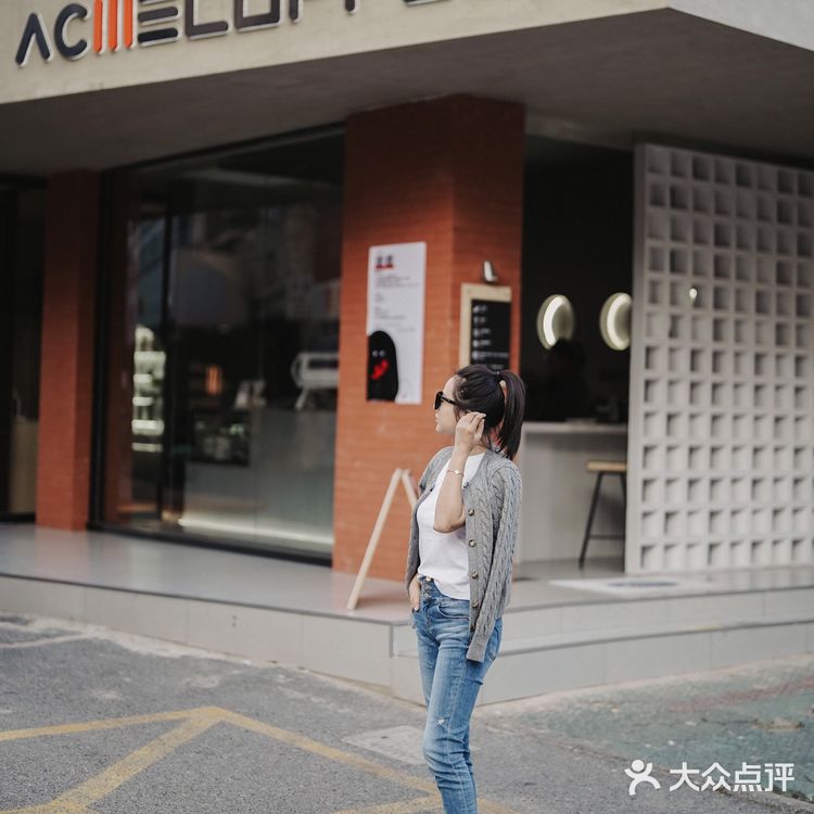 最近芜湖的天气简直不要太好，找了一间咖啡店晒太阳