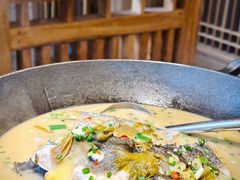 煎香酸菜半边鱼-渔悦潇湘·酸菜煮鱼(岳麓山店)