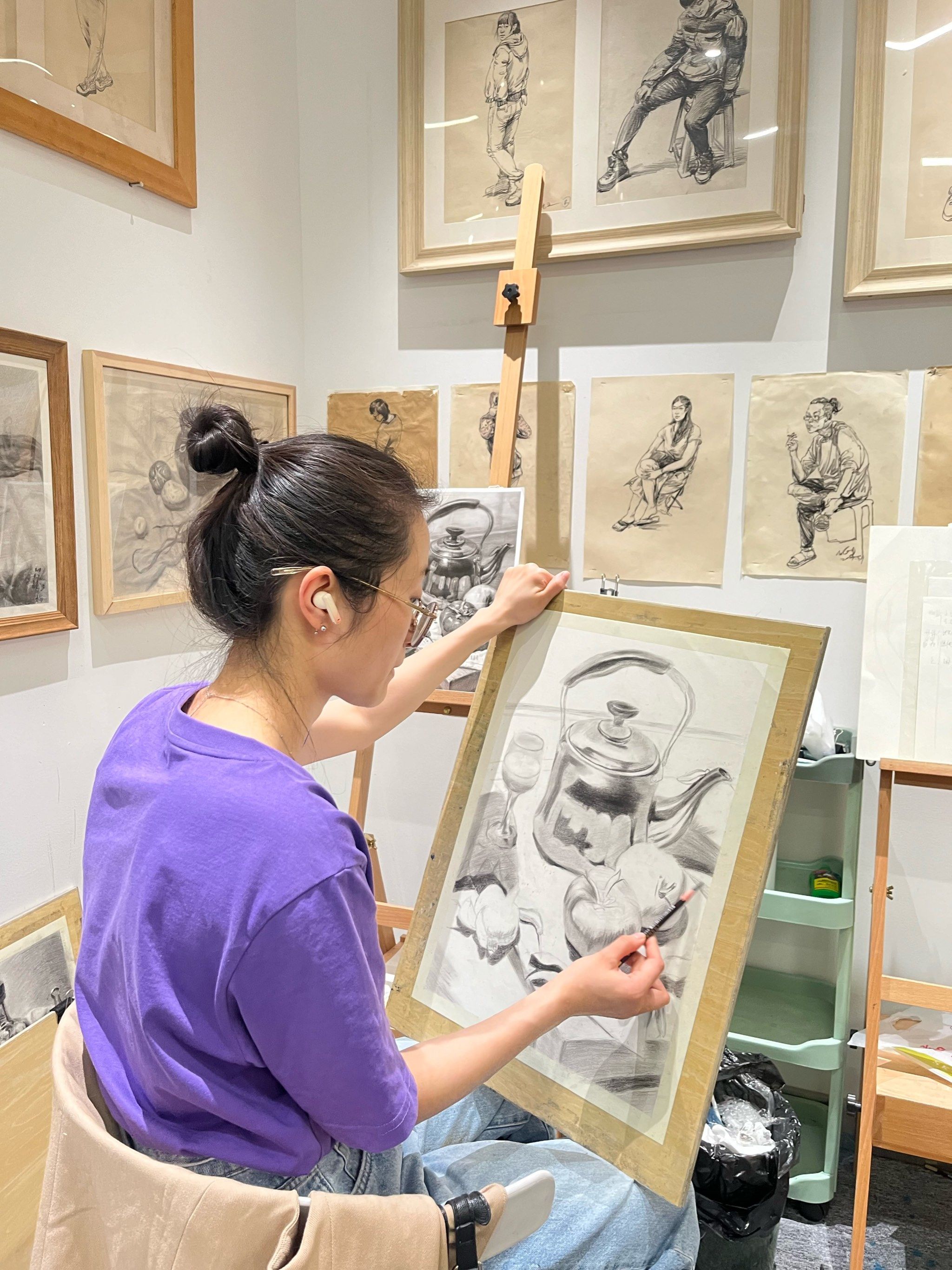 四开大画绘画中,成人画室上课日常