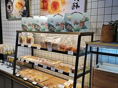 面包甜点陈列柜-皇冠幸福里动物奶油生日蛋糕(龙阳村地铁站店)