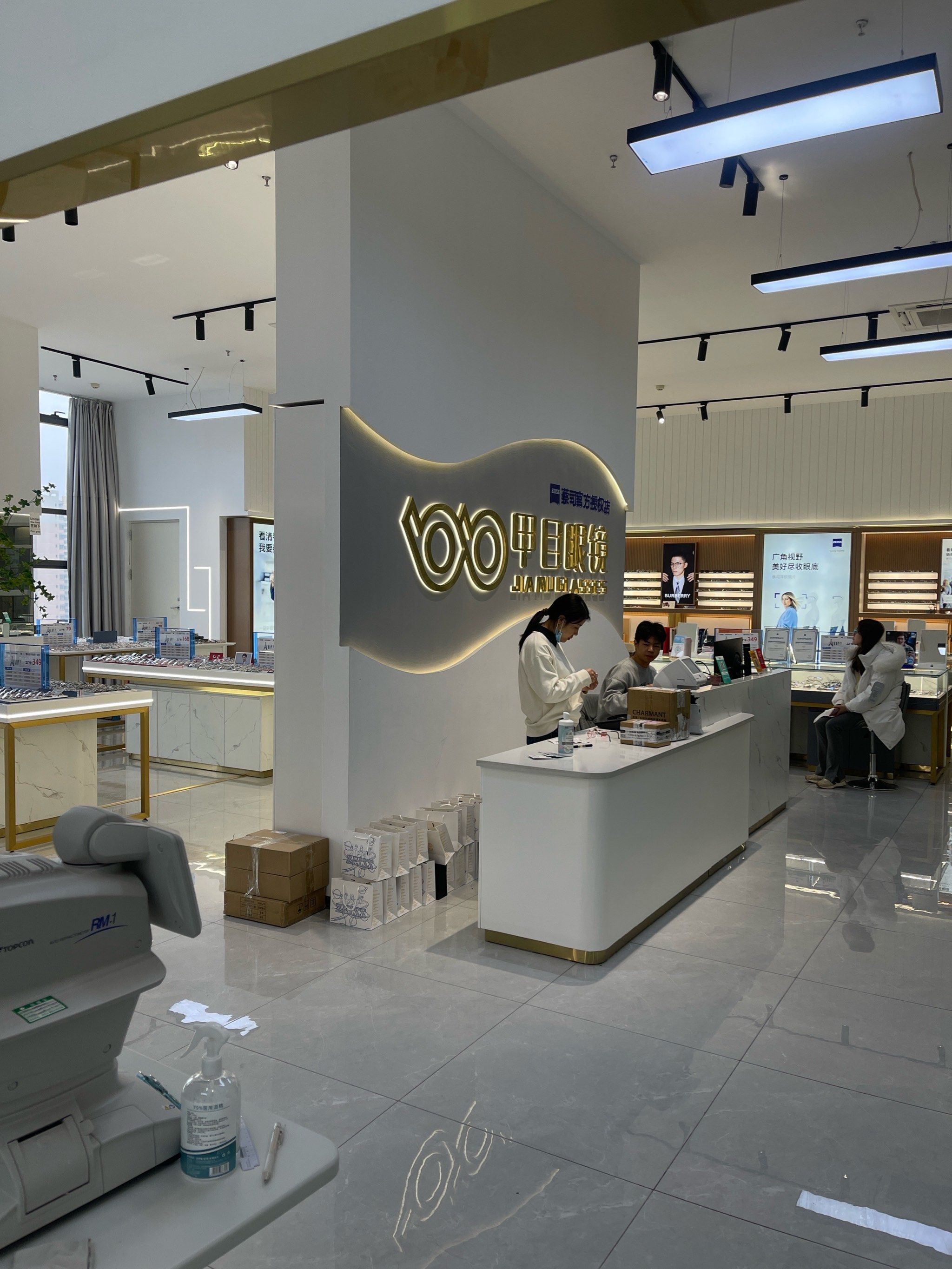 验光机器很好,也很专业的一家眼镜店