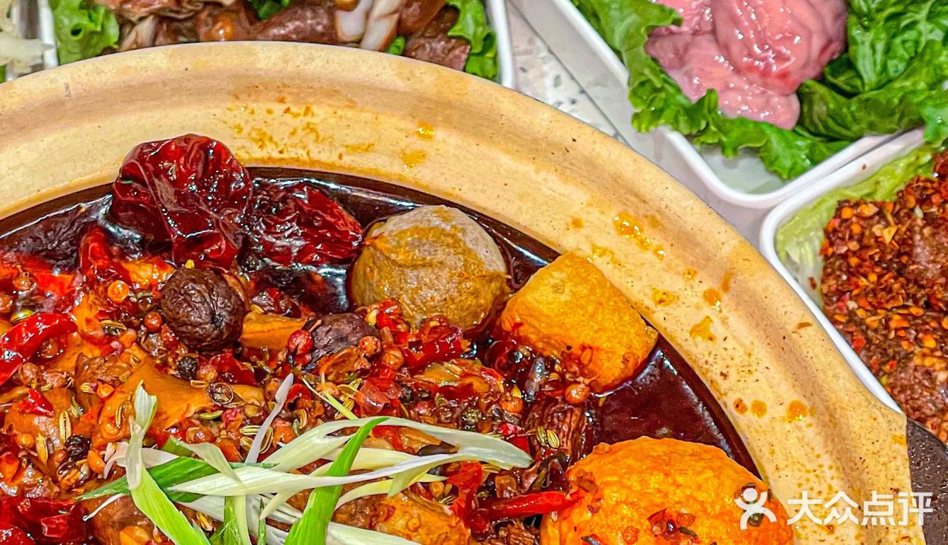 这朴实的牛杂煲肉都堆出来了…广州人这么能吃辣的吗⁉️  