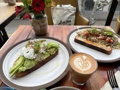 牛油果温泉蛋吐司-O'mills Sourdough Bakery&Bistro(永嘉路店)