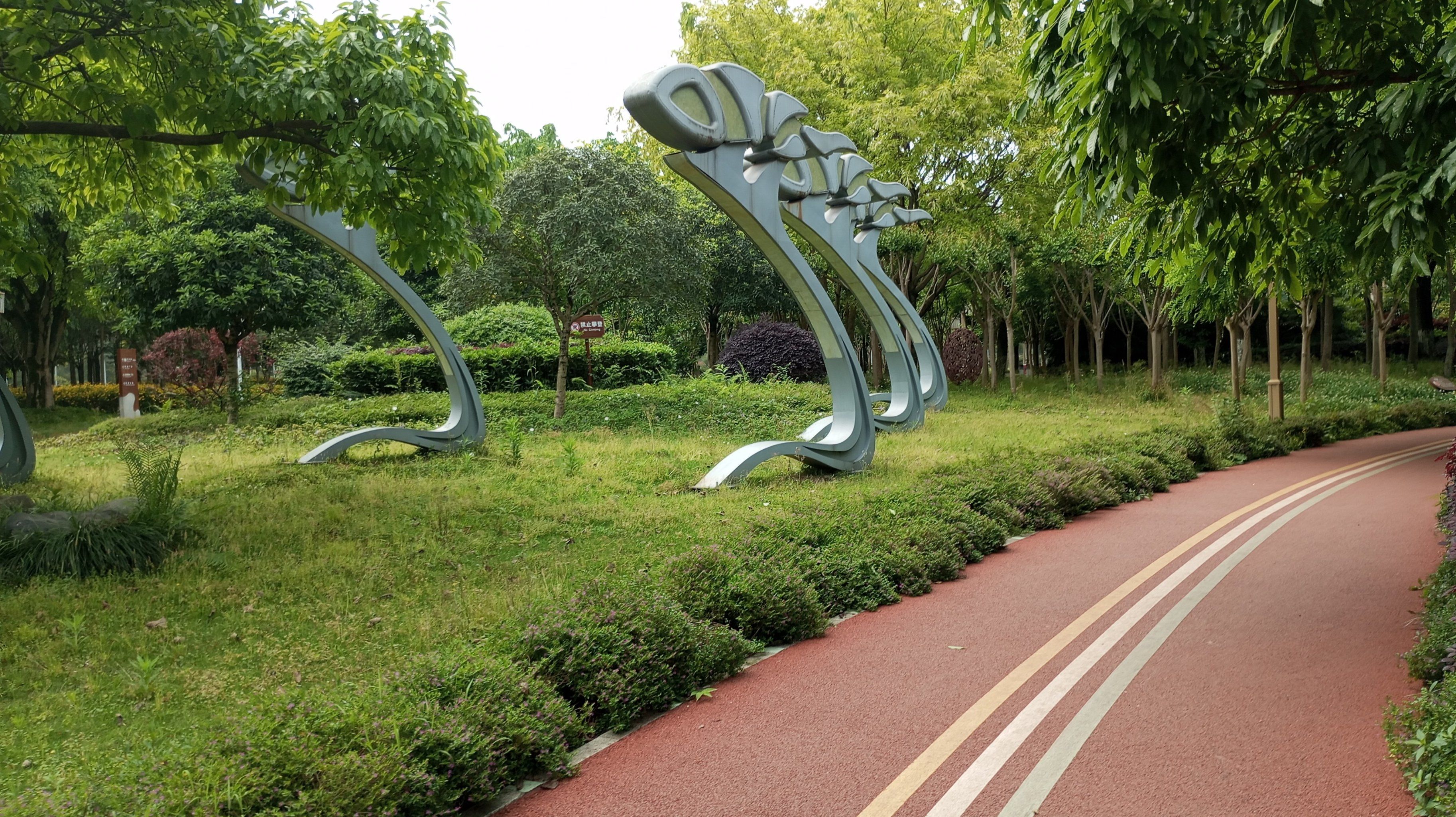 峨秀湖公园位于峨眉山市区,面积还是比较大,要逛很久