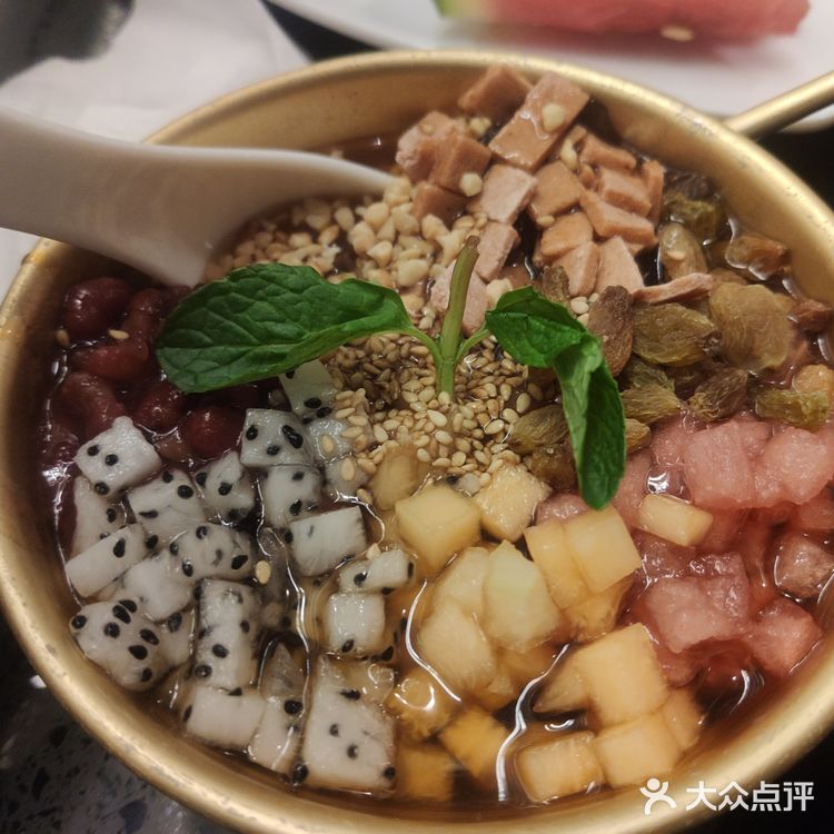 中午和同事聚餐 想吃哥佬倌 没排上号 转头看见了