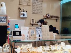 面包甜点陈列柜-天井·丑面包搭咖啡