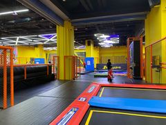 -爱蹦iBOON蹦床运动馆(江汉店)