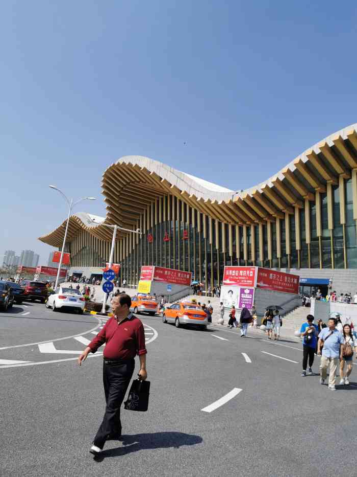 卫火车站南广场-"金山卫车站位于上海市金山区隆安东路,20.