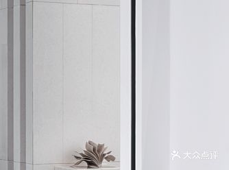 金属镂空的塔楼造型，代表西安的小雁塔用传统的铜板雕刻