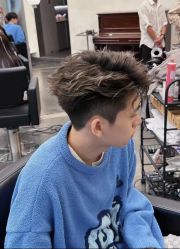 -一家只做男发烫染的店