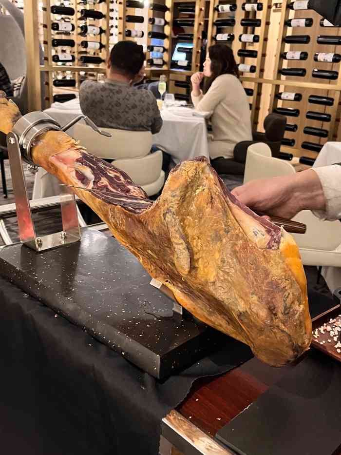 今天在王品进行用餐鹅肝沙拉玉米浓汤和猪排的味道都非常好