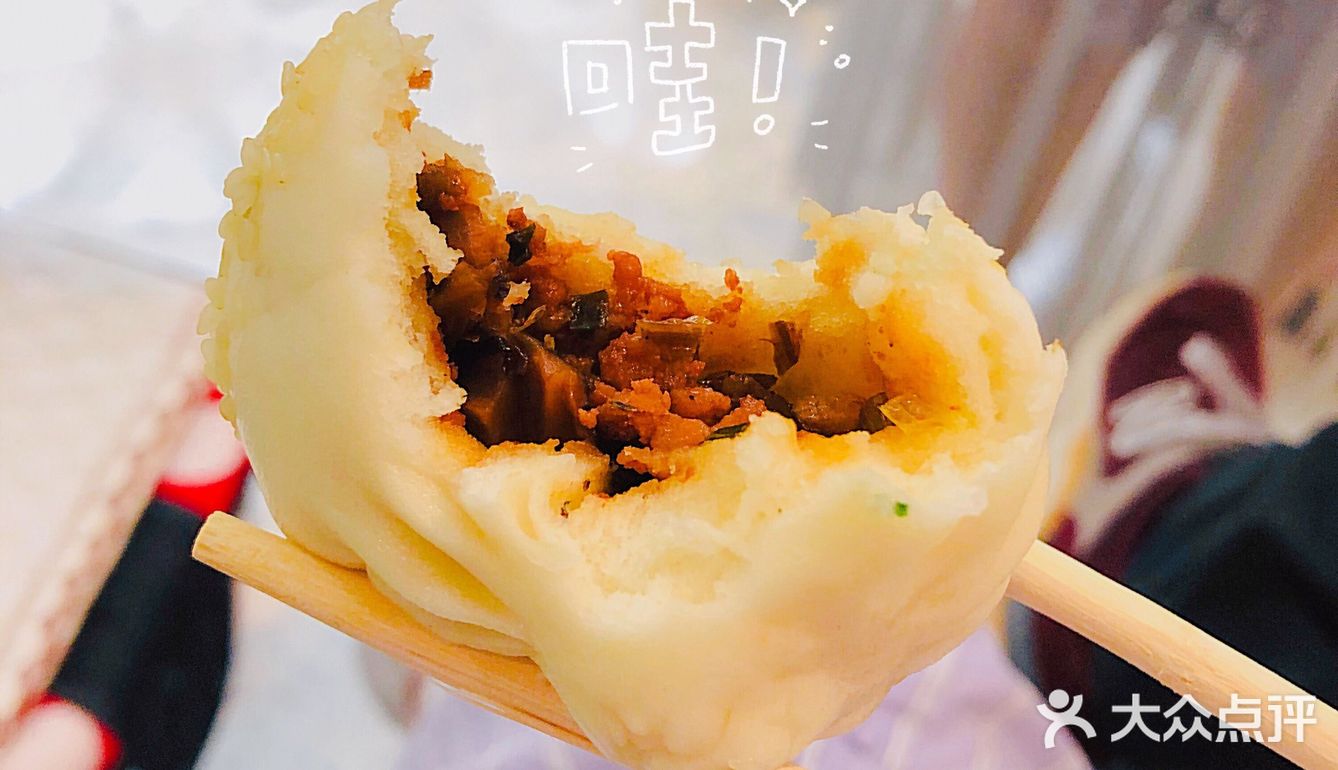 天街最火的店，等位居然还发小笼包吃[调皮]