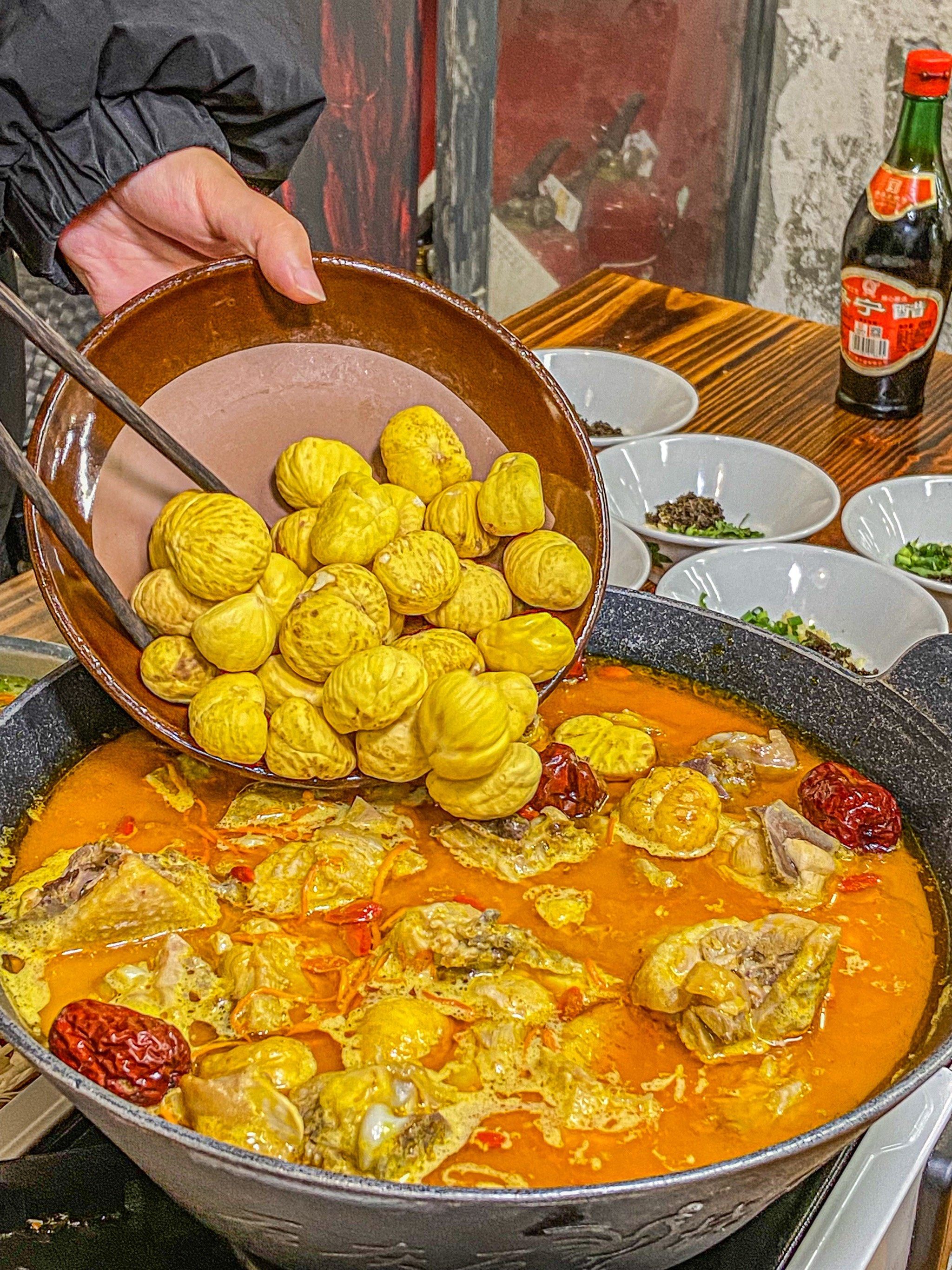 奔赴一场冬日火锅局 | 没有这锅乐山板栗鸡的雪夜最难将息