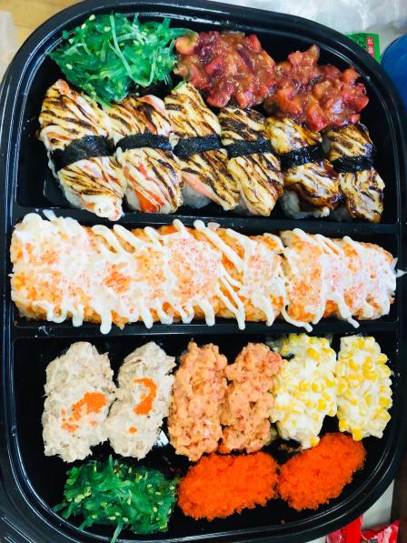 吉多寿司(民生路店)-"同事叫的外卖 全家福拼盘 三个女生吃不了.