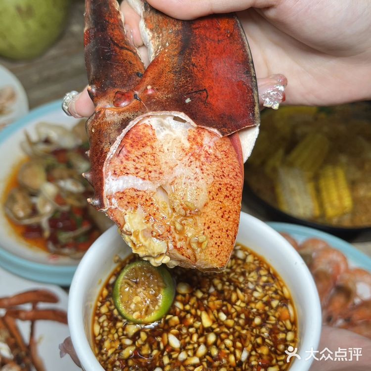 三亚好吃的海鲜大排档，果然都是藏在马路边