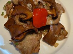 牛肝菌爆炒雪花猪颈-庐灶江南·江南菜·四合院Bistro(东直门雍和宫·原华侨宾馆店)