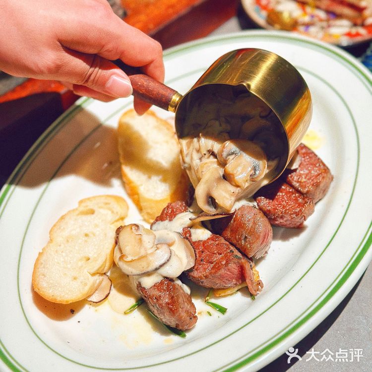 什么❗️拿茅台酒做牛排❓好香呀❗️