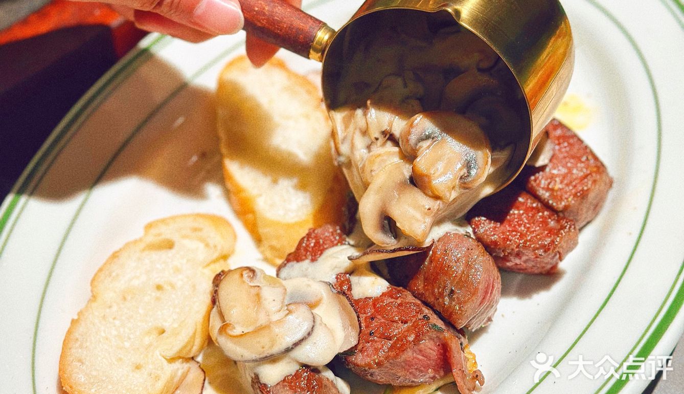 什么❗️拿茅台酒做牛排❓好香呀❗️