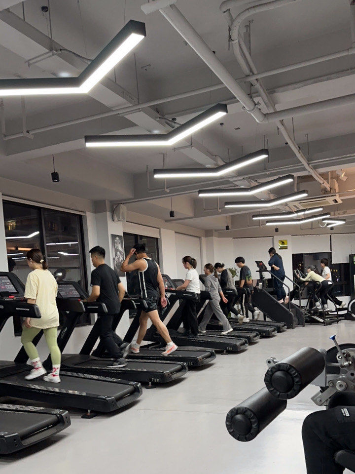 工作日的晚上健身房人也超级多