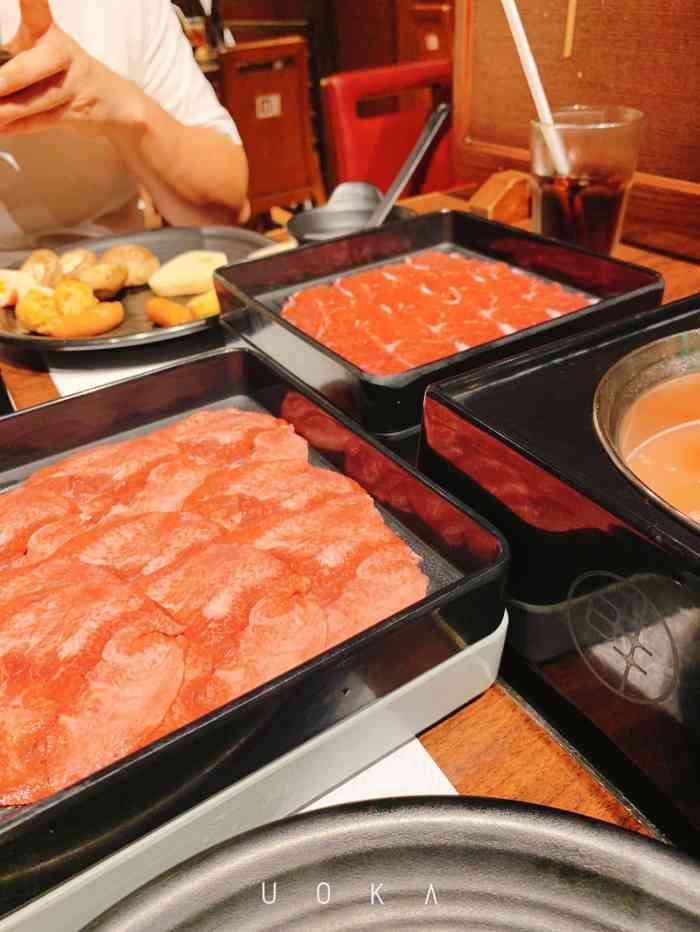 日牛涮涮锅专门店(东港城店"嗯…这就是一家猪肉牛肉蔬菜无限量供应