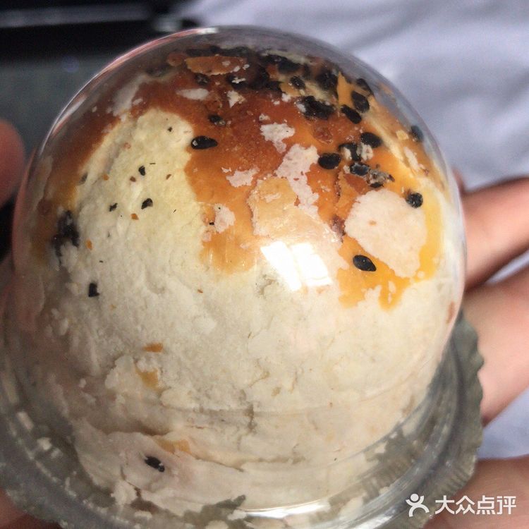 一层芋泥，没有过度添加糖份，芋泥绵密，我最喜欢麻薯