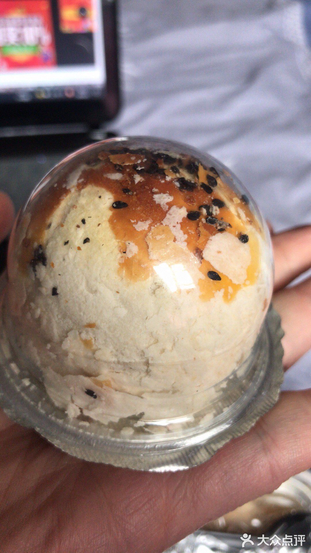 一层芋泥，没有过度添加糖份，芋泥绵密，我最喜欢麻薯