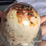 一层芋泥，没有过度添加糖份，芋泥绵密，我最喜欢麻薯