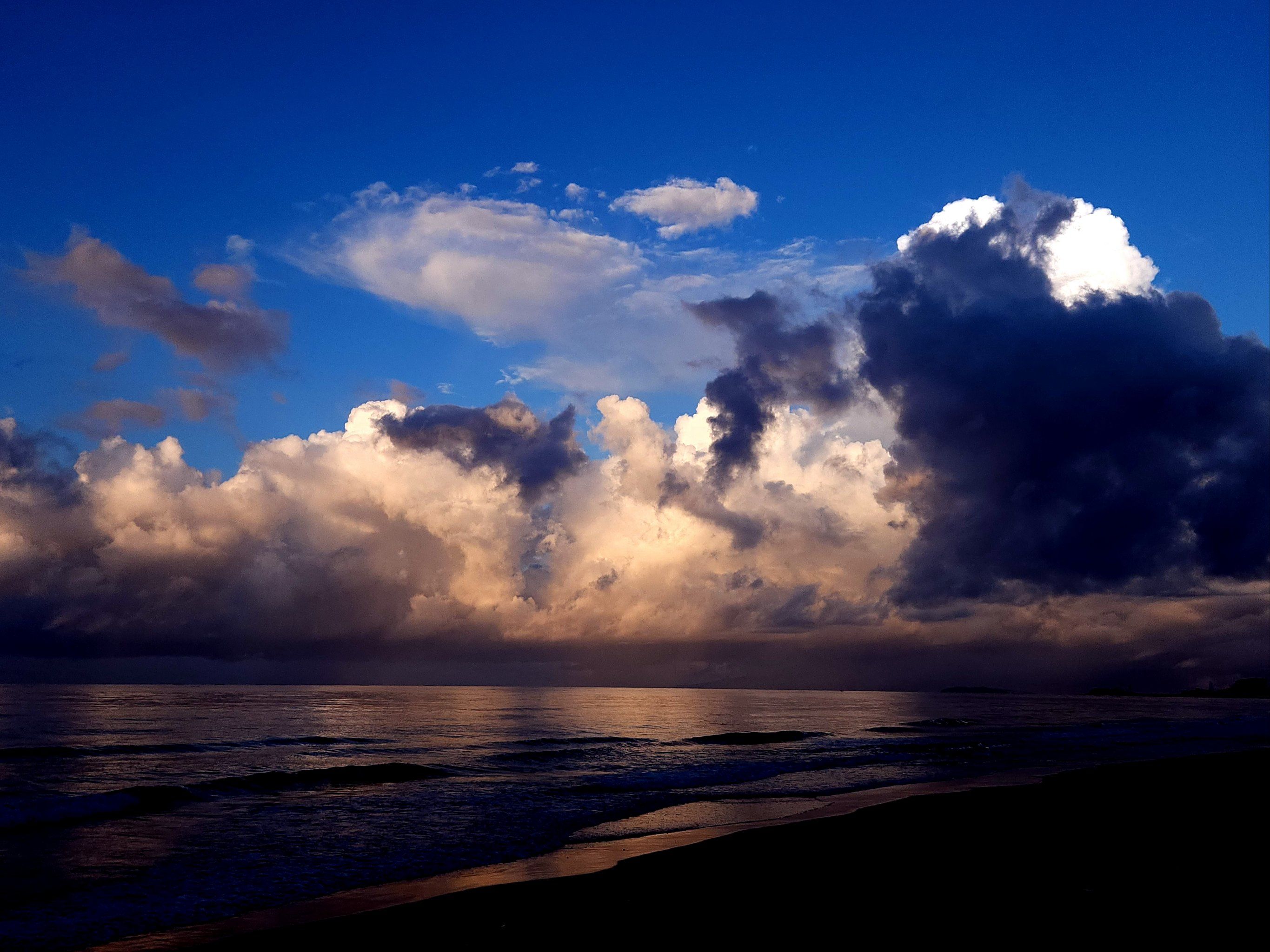 海南陵水大海和天空