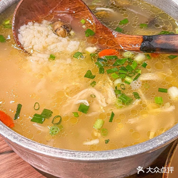 这一锅麻辣鲜香的芋儿鸡谁能拒绝的了呀！！香喷喷😋