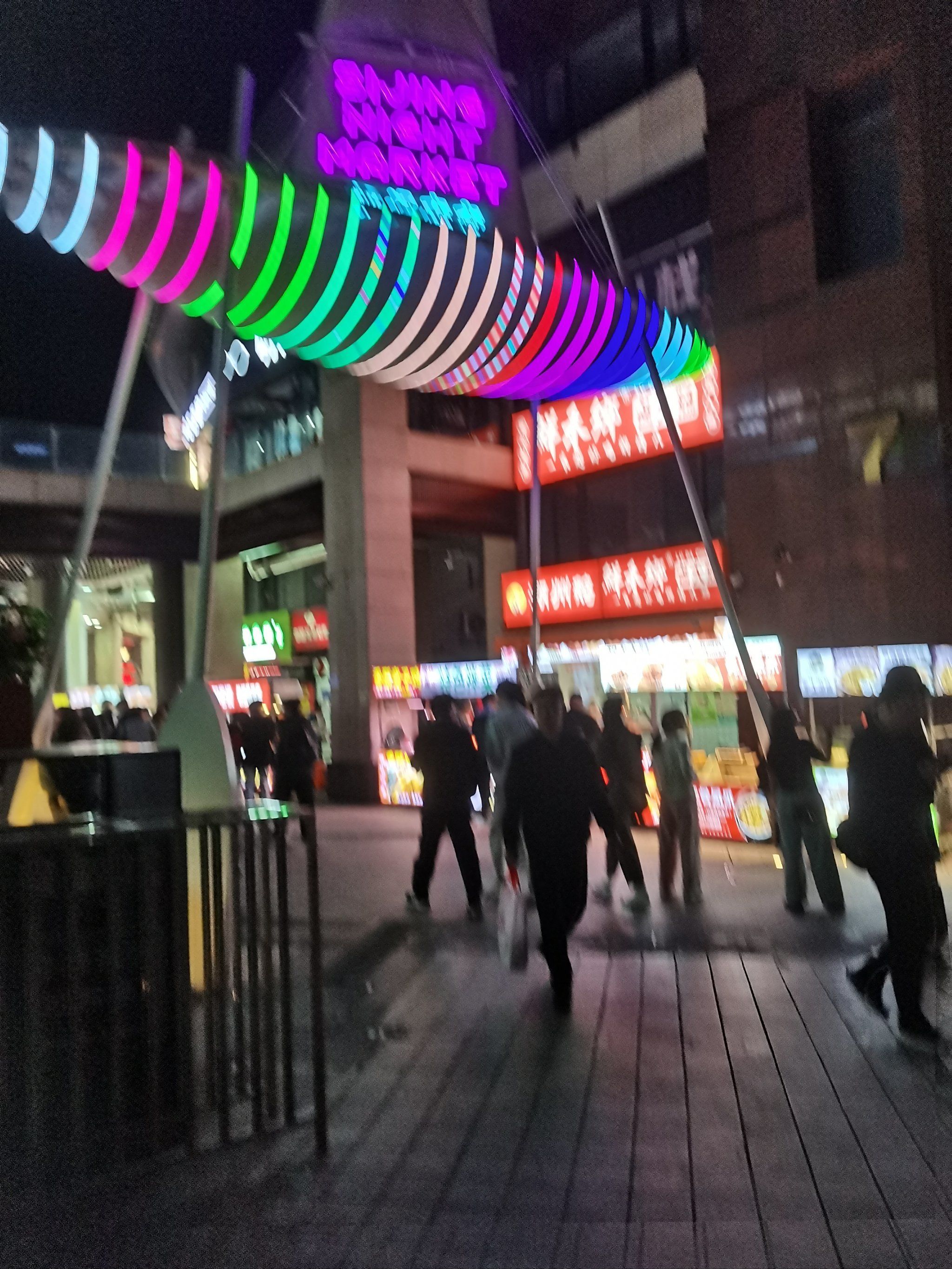 商业街的热闹时光