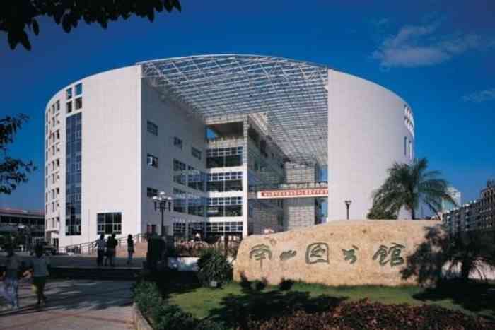 南山图书馆(常兴路馆)-"虽然书籍,环境,服务三项都达不到"非常好.