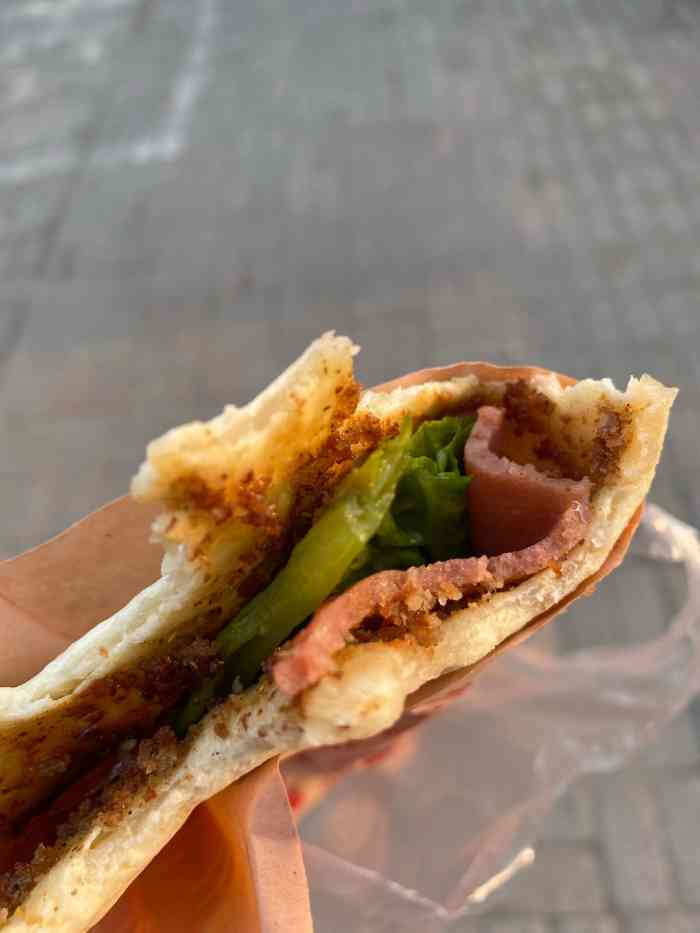 北京掉渣饼-"掉渣饼在渤海国际的一家小吃店,靠着张三煎.