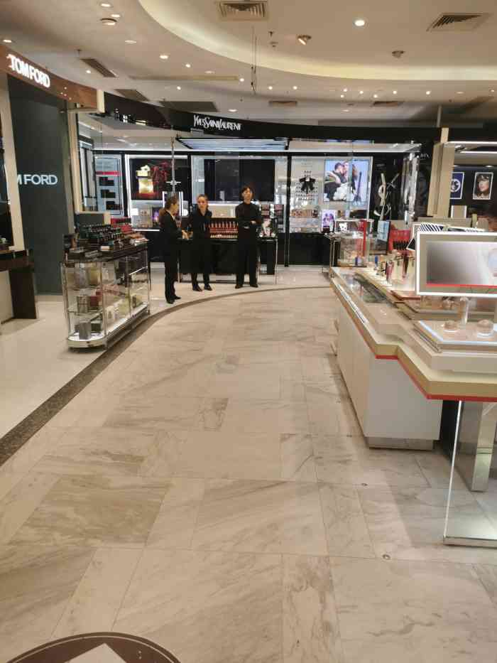 ysl(伊势丹百货店)-"在专柜看了n久,喊柜姐帮忙介绍,柜姐才不.