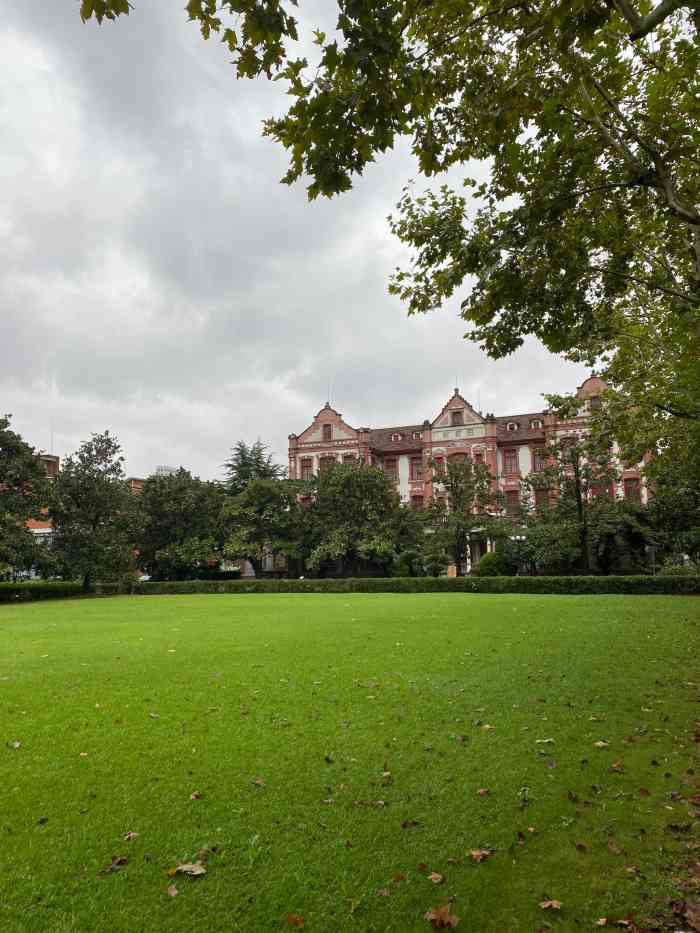 上海交通大学(徐汇校区)-"溜出来办报到证,看着学校的风景真是好,又.