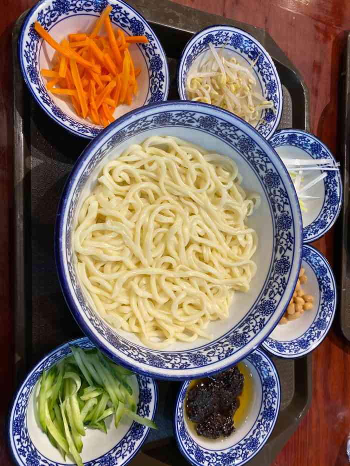 京味斋老北京炸酱面(万达广场店)-"分量足,炸酱面很正宗,他家口水鸡太