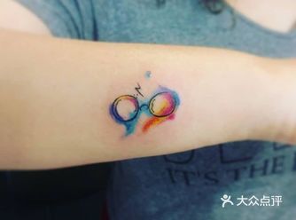 圆圆的眼镜，一到小小的闪电疤痕，提到这些你第一时间想